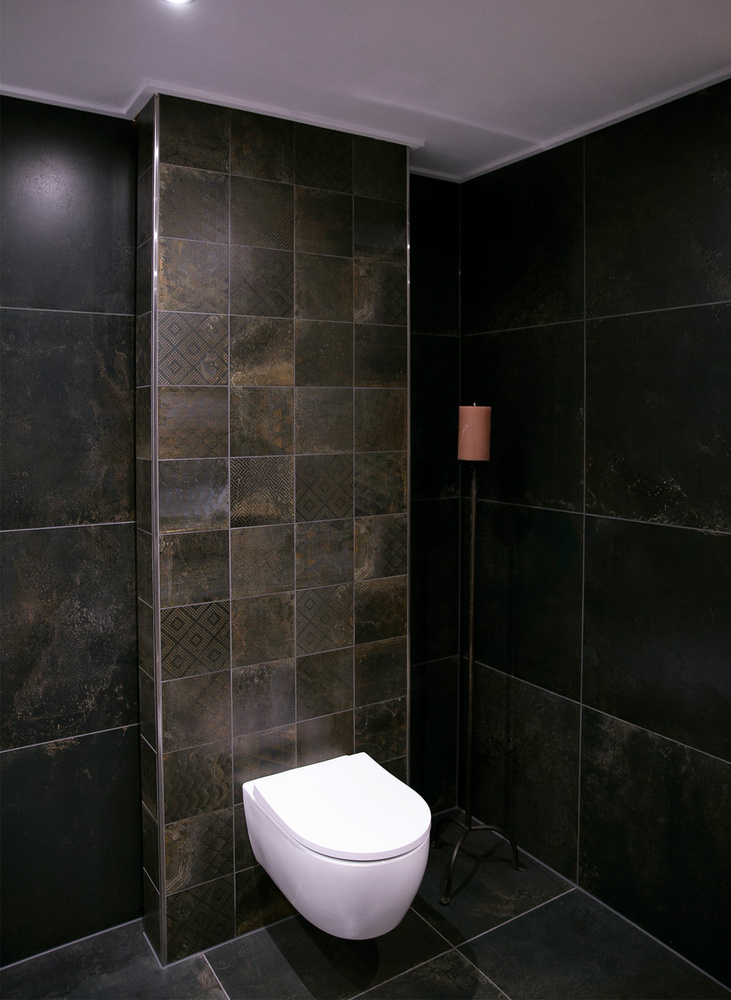tegeloutlet-showroom-sant-agostino-oxidart-black-60x60-patchwork-oxidart-dark-20x20-geberit-icon-toilet