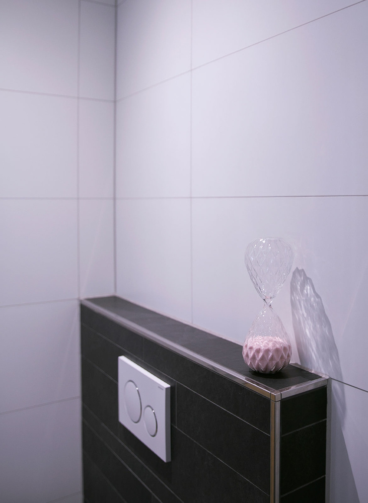 tegeloutlet-showroom-xlstyle-ardosia-nero-enmon-silk-blanco-mat-geberit-bedieningsplaat
