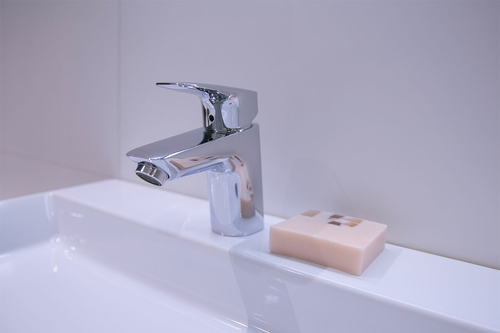 tegeloutlet-showroom-xlstyle-ardosia-nero-enmon-silk-blanco-mat-primabad-get-up-hansgrohe-logis-wastafelkraan