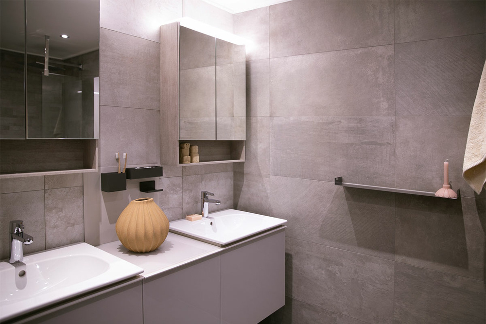 tegeloutlet-showroom-delconca-upgrade-geberit-acanto-wastafelmeubel-hansgrohe-metris-wastafelmengkraan-acanto-hoge-kast